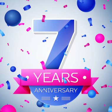 Gri arka plan üzerinde yedi yıl yıldönümü kutlamaları. Yıldönümü şerit