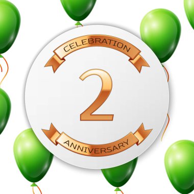 Beyaz daire kağıt afiş altın şerit ile altın sayı iki yıl yıldönümü kutlamaları. Beyaz arka plan üzerinde gerçekçi yeşil balonlar kurdele ile. Vektör çizim.