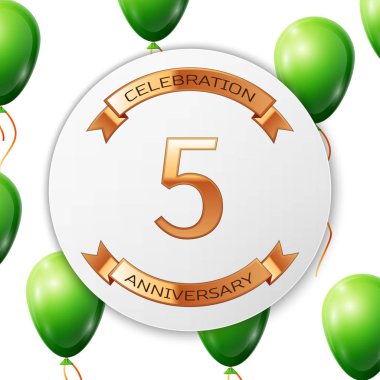 Beyaz daire kağıt afiş altın şerit ile altın sayı beş yıl yıldönümü kutlamaları. Beyaz arka plan üzerinde gerçekçi yeşil balonlar kurdele ile. Vektör çizim.