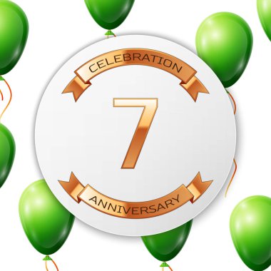 Beyaz daire kağıt afiş altın şerit ile altın sayı yedi yıl yıldönümü kutlamaları. Beyaz arka plan üzerinde gerçekçi yeşil balonlar kurdele ile. Vektör çizim.
