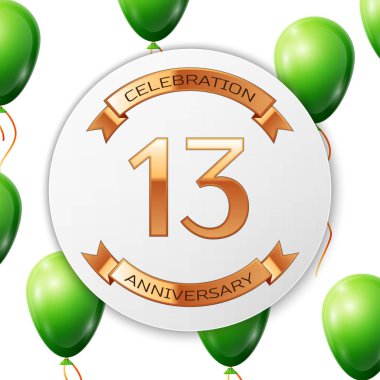Beyaz daire kağıt afiş altın şerit ile altın sayı on üç yıl yıldönümü kutlamaları. Beyaz arka plan üzerinde gerçekçi yeşil balonlar kurdele ile. Vektör çizim.