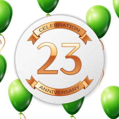 Beyaz daire kağıt afiş altın şerit ile altın sayı yirmi üç yıl yıldönümü kutlamaları. Beyaz arka plan üzerinde gerçekçi yeşil balonlar kurdele ile. Vektör çizim.