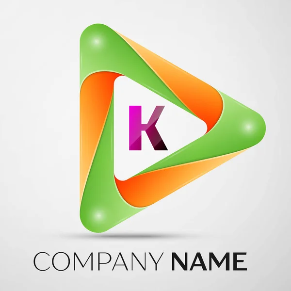 Letra K símbolo do logotipo do vetor no triângulo colorido no fundo cinza. Modelo de vetor para o seu projeto — Vetor de Stock