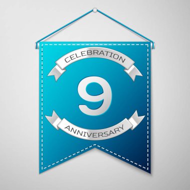 Mavi flama yazıt dokuz yıl yıldönümü kutlama tasarım üzerinde gri bir arka plan ile. Gümüş şerit. Doğum günü partin için renkli şablon öğeleri. Vektör çizim