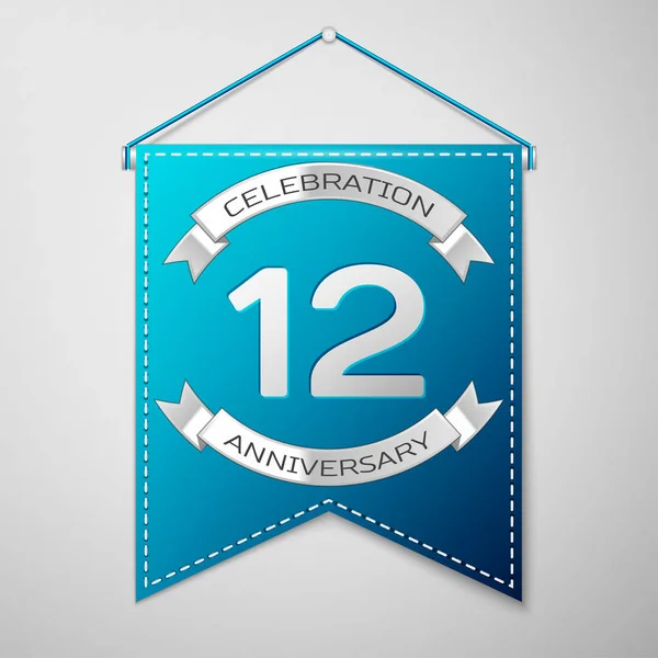 灰色の背景の上の碑文の 12 年周年記念お祝いデザインとブルーのペナント。シルバー リボン。あなたの誕生日パーティーのためのカラフルなテンプレート要素。ベクトル図 — ストックベクタ