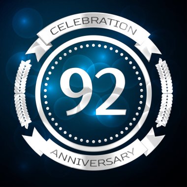 Doksan iki yıl yıldönümü kutlamaları gümüş yüzük ve şerit üzerinde mavi arka plan ile. Vektör çizim