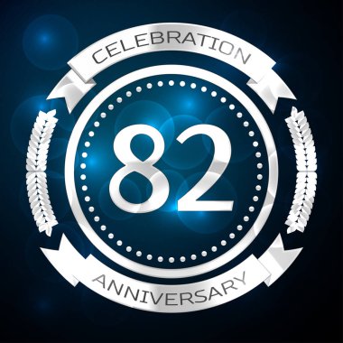 Seksen iki yıl yıldönümü kutlamaları gümüş yüzük ve şerit üzerinde mavi arka plan ile. Vektör çizim