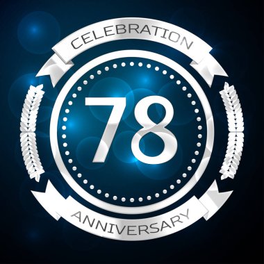 Yetmiş sekiz yıl yıldönümü kutlamaları gümüş yüzük ve şerit üzerinde mavi arka plan ile. Vektör çizim