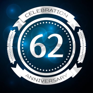 Altmış iki yıl yıldönümü kutlamaları gümüş yüzük ve şerit üzerinde mavi arka plan ile. Vektör çizim