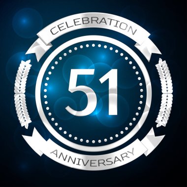 Elli bir yıl yıldönümü kutlamaları gümüş yüzük ve şerit üzerinde mavi arka plan ile. Vektör çizim