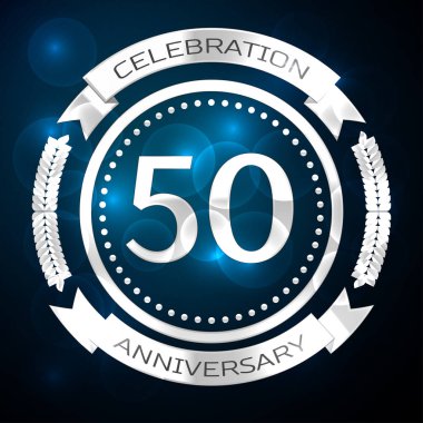 Elli yıl yıldönümü kutlamaları gümüş yüzük ve şerit üzerinde mavi arka plan ile. Vektör çizim