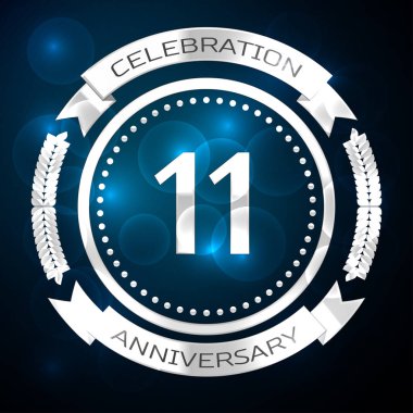 On bir yıl yıldönümü kutlamaları gümüş yüzük ve şerit üzerinde mavi arka plan ile. Vektör çizim