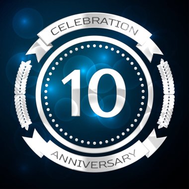 On yıl yıldönümü kutlamaları gümüş yüzük ve şerit üzerinde mavi arka plan ile. Vektör çizim