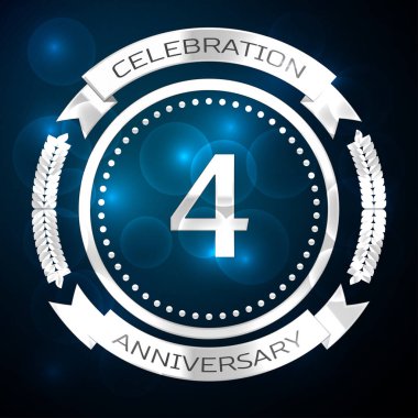 Dört yıl yıldönümü kutlamaları gümüş yüzük ve şerit üzerinde mavi arka plan ile. Vektör çizim