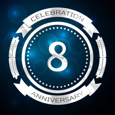 Sekiz yıl yıldönümü kutlamaları gümüş yüzük ve şerit üzerinde mavi arka plan ile. Vektör çizim