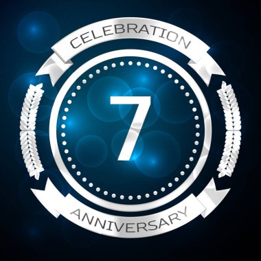 Yedi yıl yıldönümü kutlamaları gümüş yüzük ve şerit üzerinde mavi arka plan ile. Vektör çizim