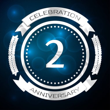 İki yıl yıldönümü kutlamaları gümüş yüzük ve şerit üzerinde mavi arka plan ile. Vektör çizim