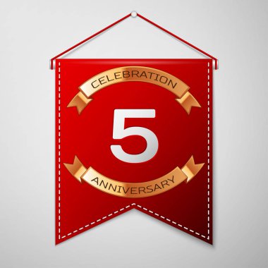 Kırmızı bayrağı yazıt beş yıl yıldönümü kutlama tasarım üzerinde gri bir arka plan ile. Altın şerit. Doğum günü partin için renkli şablon öğeleri. Vektör çizim
