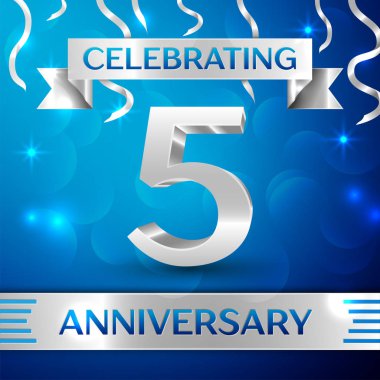 Beş yıl yıldönümü kutlama tasarım. Konfeti ve gümüş şerit mavi arka plan üzerinde. Doğum günü partin için renkli vektör şablon öğeleri. Yıldönümü şerit