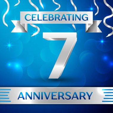 Yedi yıl yıldönümü kutlama tasarım. Konfeti ve gümüş şerit mavi arka plan üzerinde. Doğum günü partin için renkli vektör şablon öğeleri. Yıldönümü şerit