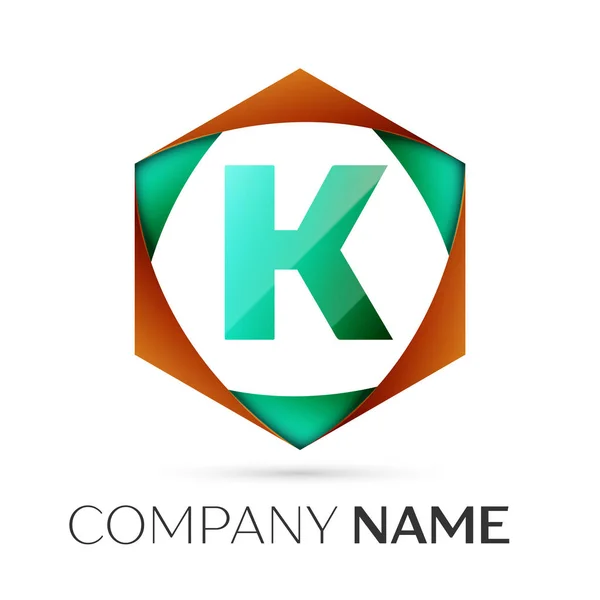 Letra K símbolo del logotipo del vector en el colorido hexagonal sobre fondo gris. Plantilla vectorial para su diseño — Vector de stock
