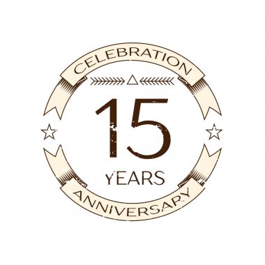 Gerçekçi on beş yıl yıldönümü kutlama logo halkalı ve şerit beyaz arka plan üzerinde. Tasarımınız için vektör şablonu