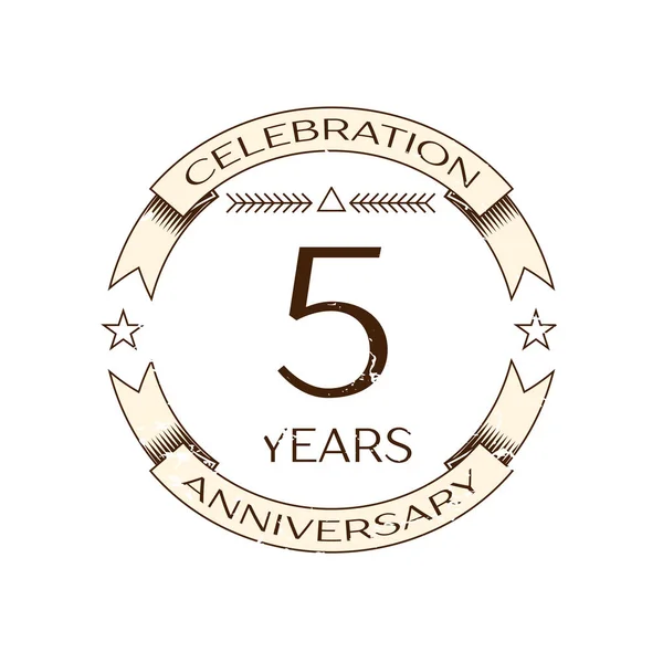 Реалистичный логотип празднования пятилетия с кольцом и лентой на белом фоне. Векторный шаблон для Вашего дизайна — стоковый вектор