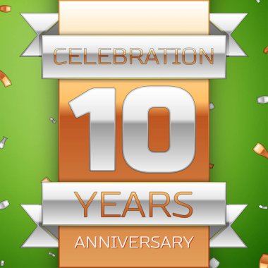 Gerçekçi on yıl yıldönümü kutlama tasarım. Gümüş ve altın şerit, yeşil zemin üzerine konfeti. Doğum günü partin için renkli vektör şablon öğeleri. Yıldönümü şerit