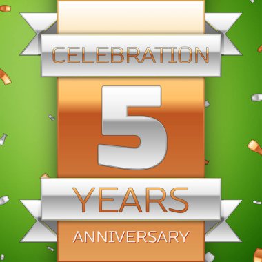 Gerçekçi beş yıl yıldönümü kutlama tasarım. Gümüş ve altın şerit, yeşil zemin üzerine konfeti. Doğum günü partin için renkli vektör şablon öğeleri. Yıldönümü şerit