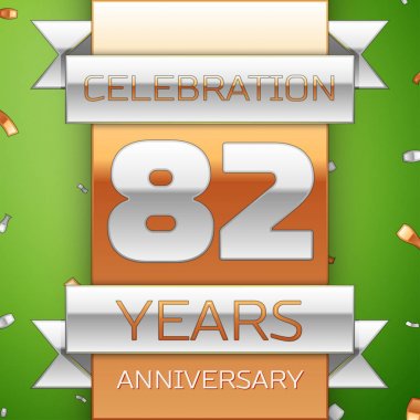 Gerçekçi seksen iki yıl yıldönümü kutlama tasarım. Gümüş ve altın şerit, yeşil zemin üzerine konfeti. Doğum günü partin için renkli vektör şablon öğeleri. Yıldönümü şerit