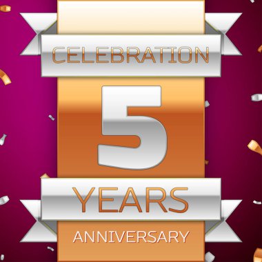 Gerçekçi beş yıl yıldönümü kutlama tasarım. Gümüş ve altın şerit, mor zemin üzerine konfeti. Doğum günü partin için renkli vektör şablon öğeleri. Yıldönümü şerit