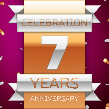 Gerçekçi yedi yıl yıldönümü kutlama tasarım. Gümüş ve altın şerit, mor zemin üzerine konfeti. Doğum günü partin için renkli vektör şablon öğeleri. Yıldönümü şerit