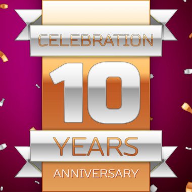 Gerçekçi on yıl yıldönümü kutlama tasarım. Gümüş ve altın şerit, mor zemin üzerine konfeti. Doğum günü partin için renkli vektör şablon öğeleri. Yıldönümü şerit