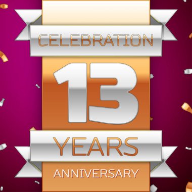 Gerçekçi on üç yıl yıldönümü kutlama tasarım. Gümüş ve altın şerit, mor zemin üzerine konfeti. Doğum günü partin için renkli vektör şablon öğeleri. Yıldönümü şerit
