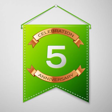 Gerçekçi yeşil bayrağı yazıt beş yıl yıldönümü kutlama tasarım üzerinde gri bir arka plan ile. Altın şerit. Doğum günü partin için renkli şablon öğeleri. Vektör çizim
