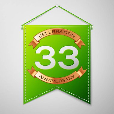 Gri arka plan üzerinde yazıt otuz üç yıl yıldönümü kutlama tasarım ile gerçekçi yeşil bayrağı. Altın şerit. Doğum günü partin için renkli şablon öğeleri. Vektör çizim