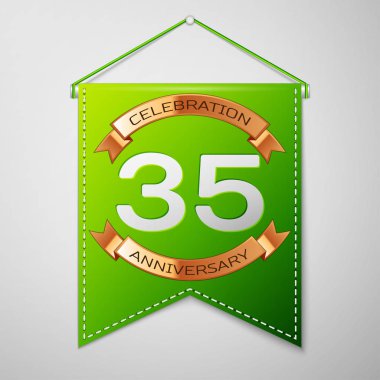 Gri arka plan üzerinde yazıt otuz beş yıl yıldönümü kutlama tasarım ile gerçekçi yeşil bayrağı. Altın şerit. Doğum günü partin için renkli şablon öğeleri. Vektör çizim