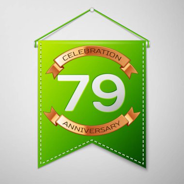 Gri arka plan üzerinde yazıt yetmiş dokuz yıl yıldönümü kutlama tasarım ile gerçekçi yeşil bayrağı. Altın şerit. Doğum günü partin için renkli şablon öğeleri. Vektör çizim