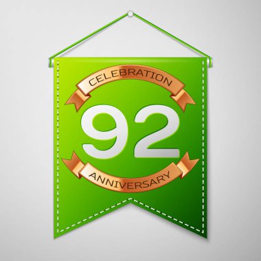 Gri arka plan üzerinde yazıt doksan iki yıl yıldönümü kutlama tasarım ile gerçekçi yeşil bayrağı. Altın şerit. Doğum günü partin için renkli şablon öğeleri. Vektör çizim