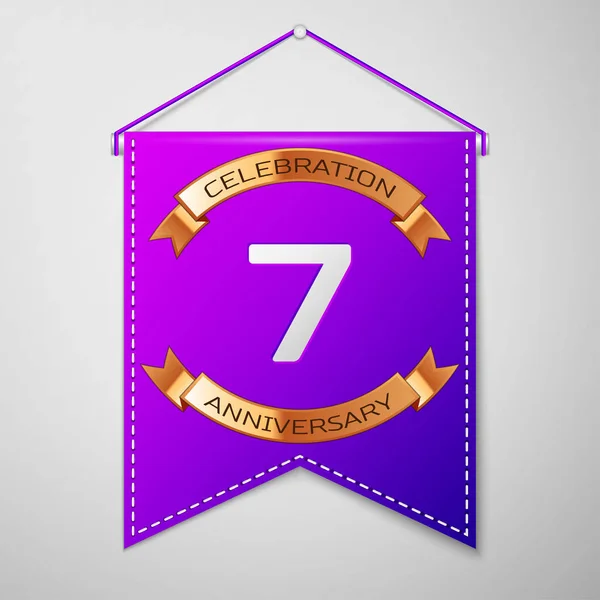 Фиолетовый пенал с надписью Seven Years Anniversary Design на сером фоне. Золотая лента. Цветные элементы шаблона для вашего дня рождения. Векторная иллюстрация — стоковый вектор