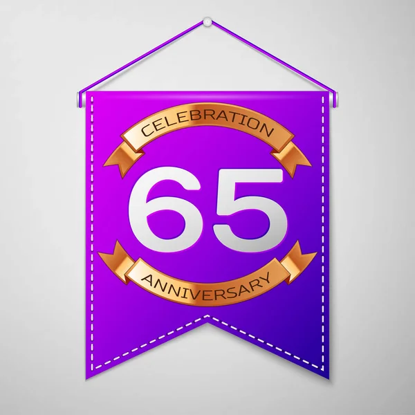 Реалистичный фиолетовый вымпела с надписью шестьдесят пять лет празднования Дизайн на сером фоне. Золотая лента. Цветные элементы шаблона для вашего дня рождения. Векторная иллюстрация — стоковый вектор