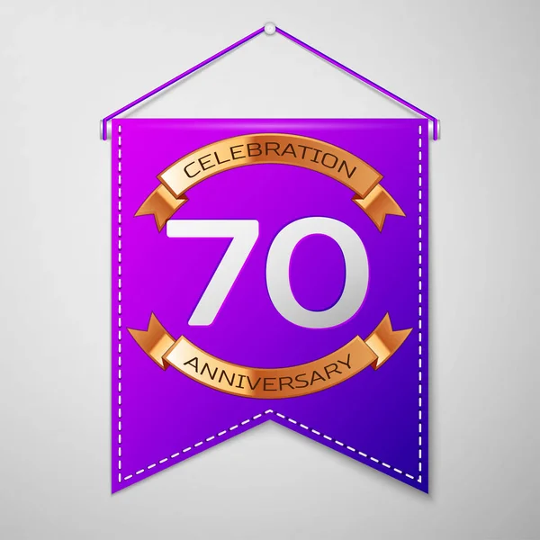 Pennant roxo realista com inscrição Setenta Anos Aniversário Celebração Design em fundo cinza. Fita dourada. Elementos de modelo coloridos para sua festa de aniversário. Ilustração vetorial — Vetor de Stock