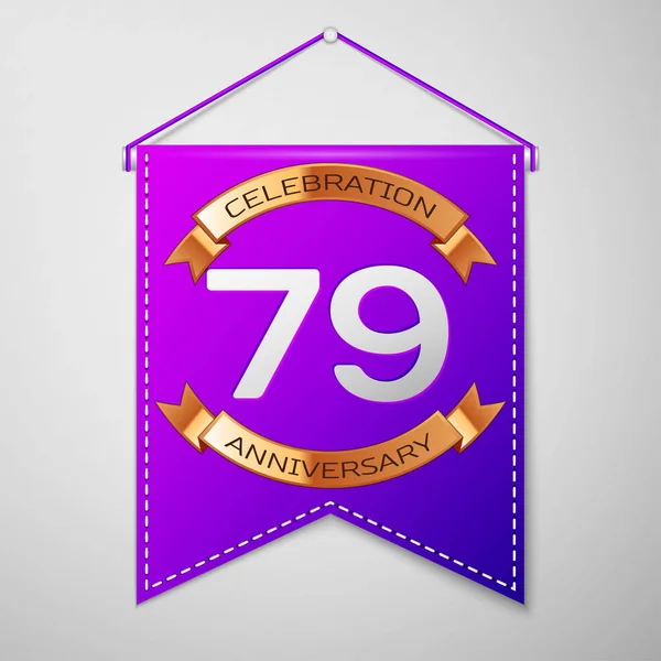 Pennant roxo realista com inscrição Setenta e nove anos Aniversário Celebração Design em fundo cinza. Fita dourada. Elementos de modelo coloridos para sua festa de aniversário. Ilustração vetorial — Vetor de Stock