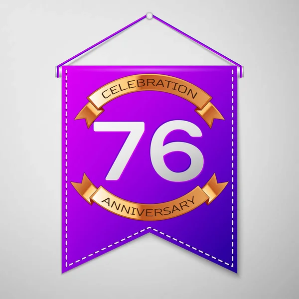 Pennant roxo realista com inscrição Setenta e seis anos Aniversário Celebração Design em fundo cinza. Fita dourada. Elementos de modelo coloridos para sua festa de aniversário. Ilustração vetorial — Vetor de Stock