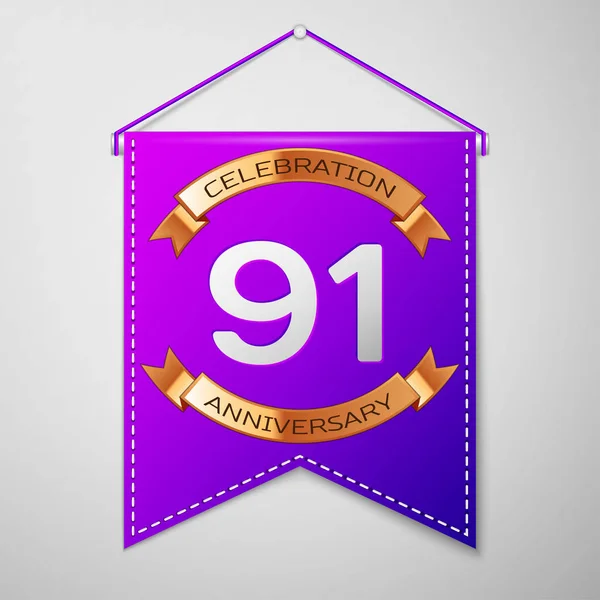 灰色の背景上の碑文の 90 年周年記念お祝いデザインと現実的な紫のペナント。ゴールデン リボン。あなたの誕生日パーティーのためのカラフルなテンプレート要素。ベクトル図 — ストックベクタ