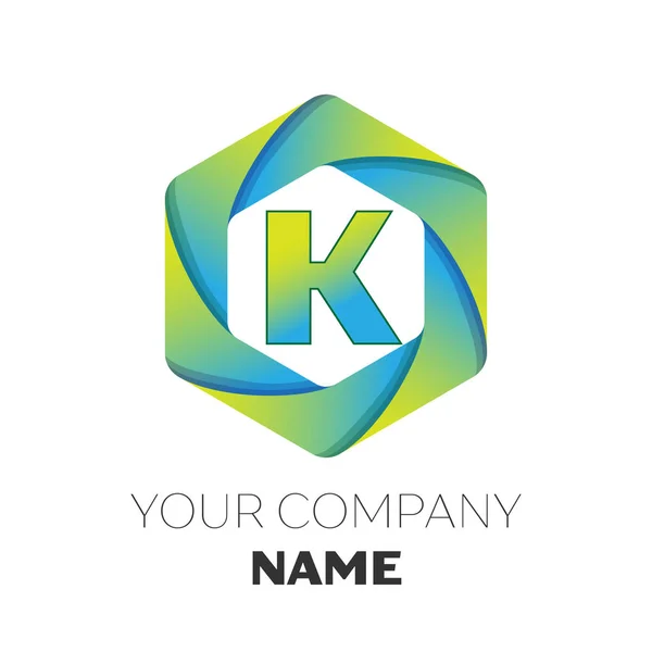Letra realista K vector logotipo símbolo en el colorido hexagonal sobre fondo blanco. Plantilla vectorial para su diseño — Vector de stock
