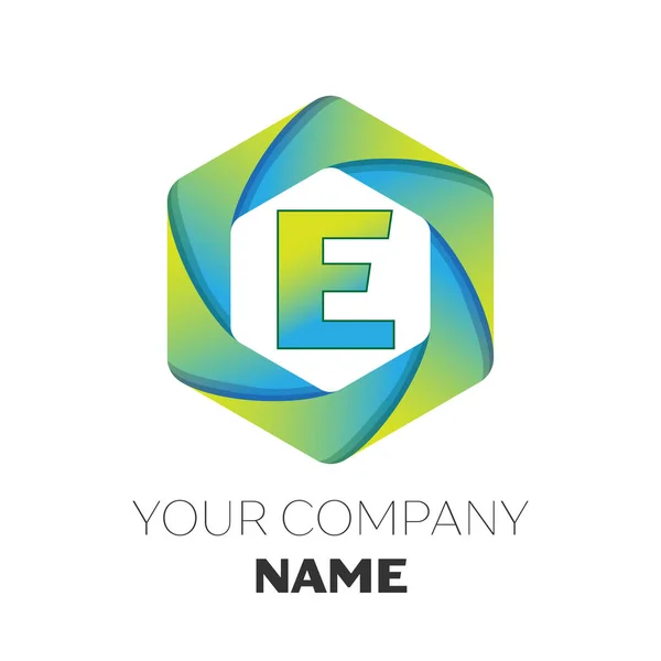 Realistické velké písmeno E vektorové logo symbol v barevné imbus na bílém pozadí. Vektor šablona pro návrh — Stockový vektor