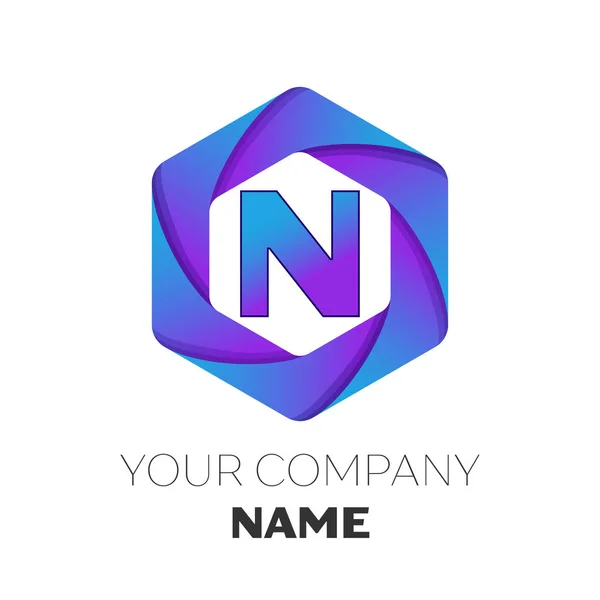 Ρεαλιστική γράμμα N διάνυσμα λογότυπο σύμβολο για το πολύχρωμο εξαγωνικό σε άσπρο φόντο. Διάνυσμα πρότυπο για το σχεδιασμό σας — Διανυσματικό Αρχείο