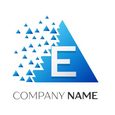Gerçekçi harf E vektör logo simge ile parçalanmış bloklar beyaz arka plan üzerinde renkli üçgen. Tasarımınız için vektör şablonu