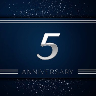 Gerçekçi beş yıl yıldönümü kutlama logo. Gümüş numaraları ve mavi arka plan üzerinde gümüş konfeti. Doğum günü partin için renkli vektör şablon öğeleri